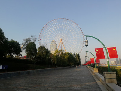 南昌之星摩天輪,由遠(yuǎn)及近